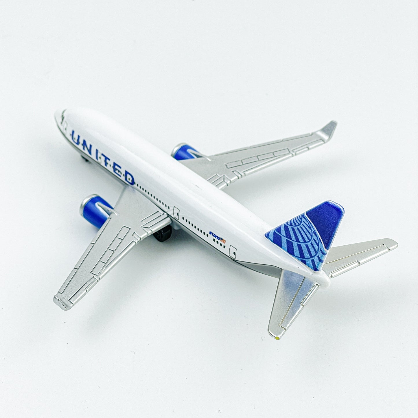 Ages 3-12 United Airlines Diecast Airplane Model - Weather Resistant Metal Collectible Push-Play Toy Gift & Decor